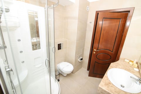 Family Suite | Bathroom | Free toiletries, hair dryer, bathrobes, slippers