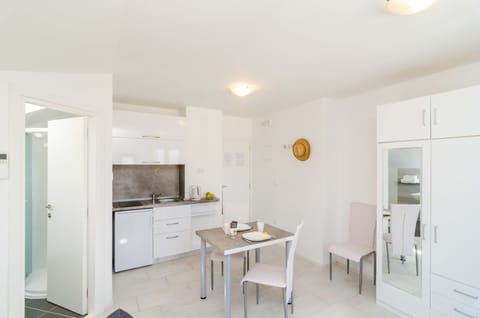 Comfort Studio, Balcony, Sea View | Private kitchenette