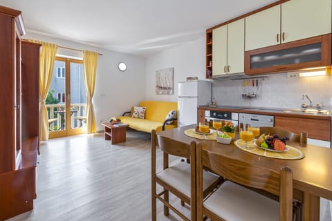 Standard Apartment, 1 Bedroom | In-room dining