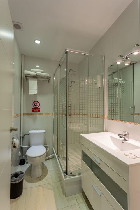 Twin Room | Bathroom | Shower, free toiletries, hair dryer, towels