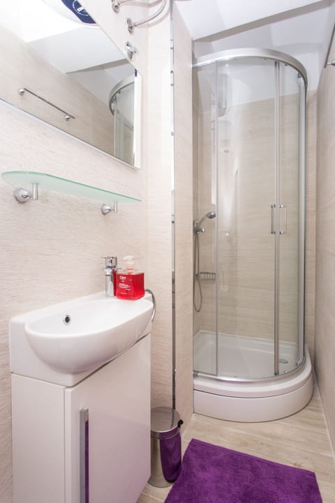 Standard Twin Room | Bathroom | Shower, hair dryer, towels