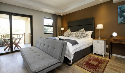 Luxury Room, 1 King Bed with Sofa bed, Kitchenette | Egyptian cotton sheets, premium bedding, pillowtop beds, minibar
