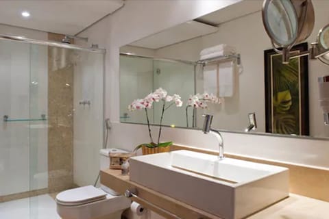 Luxury Room (Solarium) | Bathroom | Shower, designer toiletries, hair dryer, towels