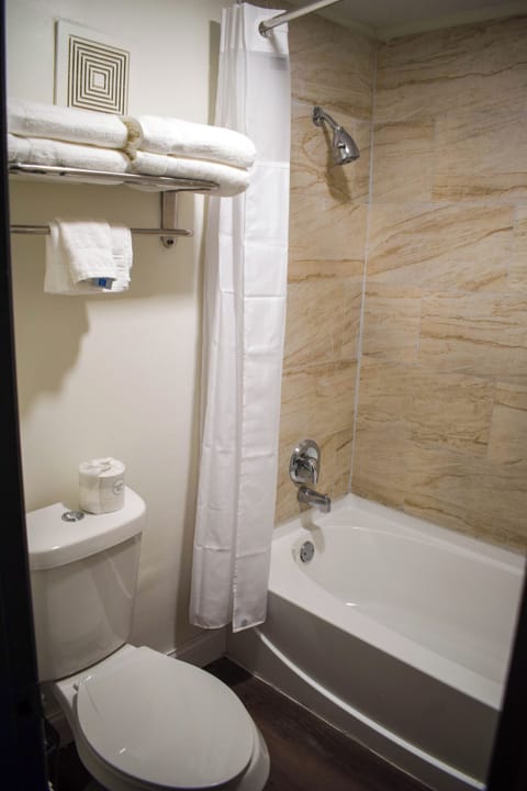 Combined shower/tub, hair dryer, towels