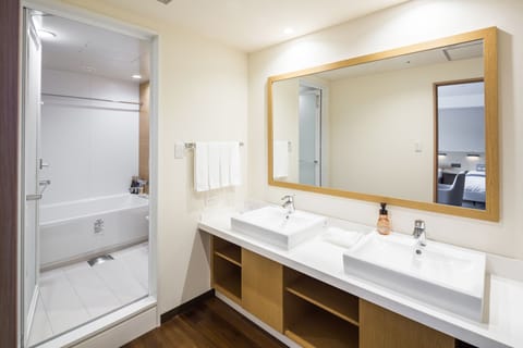 Deluxe Quadruple Room (4 Twin Beds) | Bathroom | Separate tub and shower, deep soaking tub, free toiletries, hair dryer