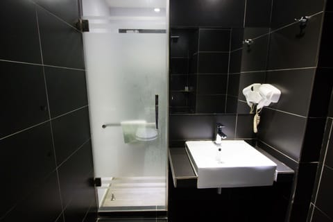 Deluxe Single | Bathroom | Shower, free toiletries, hair dryer, slippers