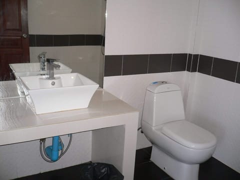 Bungalow A1 with Sea View | Bathroom | Shower, rainfall showerhead, hair dryer, towels