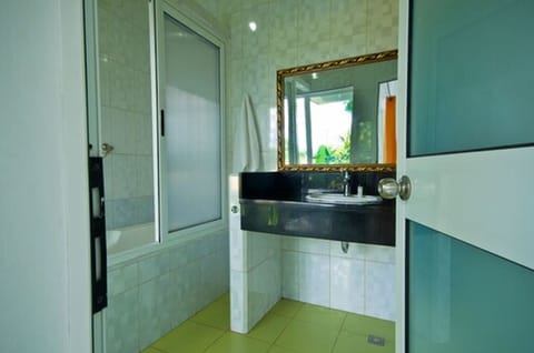 Superior Twin Room | Bathroom | Combined shower/tub, free toiletries, hair dryer, towels
