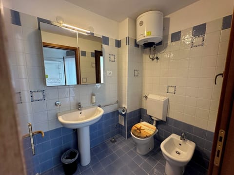 Superior Studio, Balcony | Bathroom | Shower, free toiletries, hair dryer, bidet