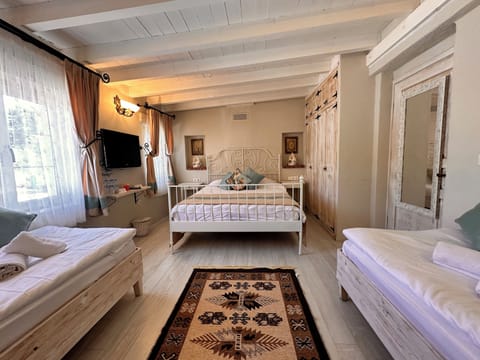 Traditional Quadruple Room | Premium bedding, in-room safe, individually decorated, free WiFi