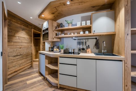 Suite, 3 Bedrooms (Kaiser's Eck +120€ cleaning fee) | Private kitchen | Oven, dishwasher, toaster, cookware/dishes/utensils