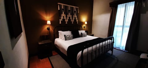 Single Room, 1 King Bed | Premium bedding, down comforters, pillowtop beds, in-room safe