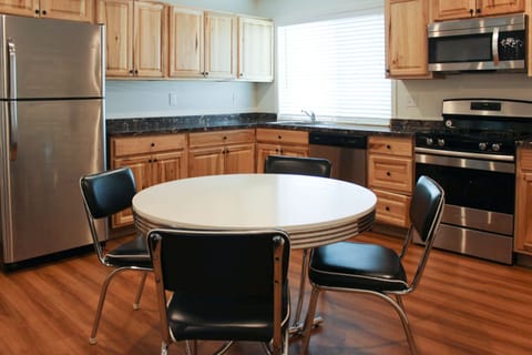 Deluxe Studio, 2 Queen Beds, Non Smoking, Kitchen | Breakfast area