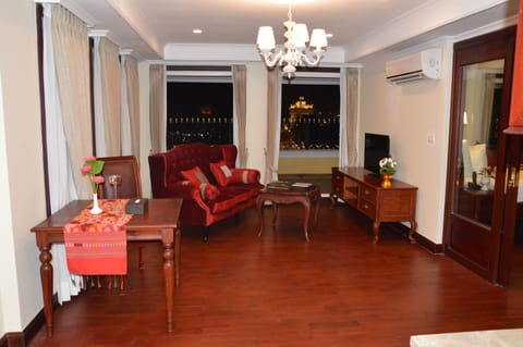 President View Suite | Living room | 24-inch LCD TV with cable channels, TV