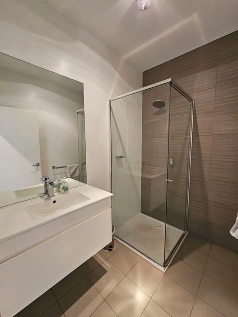 3 Bedroom Apartment | Bathroom | Shower, free toiletries, hair dryer, towels