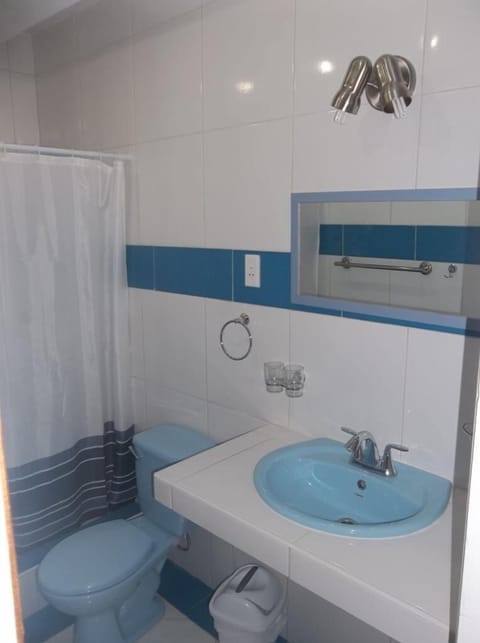 Twin Room | Bathroom | Shower, free toiletries, hair dryer, towels