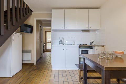 Apartment, 1 Bedroom | Private kitchen | Full-size fridge, microwave, stovetop, coffee/tea maker