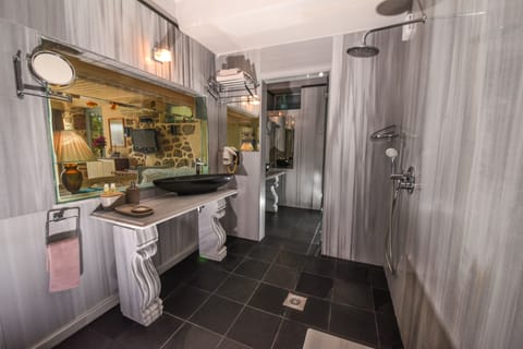 Suite with Private Garden and Private Pool | Bathroom | Shower, free toiletries, hair dryer, bathrobes