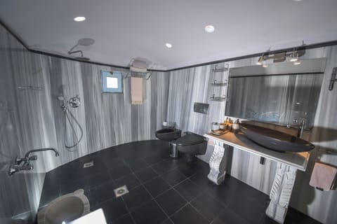 Deluxe Room with Private Terrace and Jacuzzi | Bathroom | Shower, free toiletries, hair dryer, bathrobes