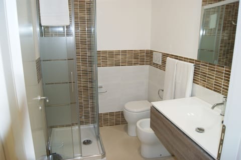 Deluxe Double Room, Ground Floor | Bathroom | Shower, free toiletries, hair dryer, bidet