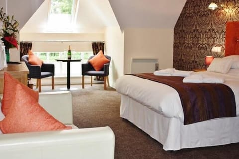 Superior Suite | Desk, iron/ironing board, free WiFi, bed sheets