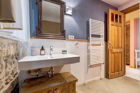 Superior Room | Bathroom | Shower, free toiletries, hair dryer, slippers