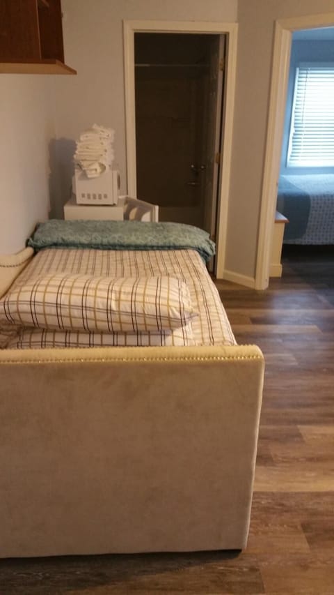 Suite, 1 Queen Bed, 2 Twins | 1 bedroom, WiFi
