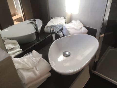 Classic Twin Room | Bathroom | Free toiletries, towels