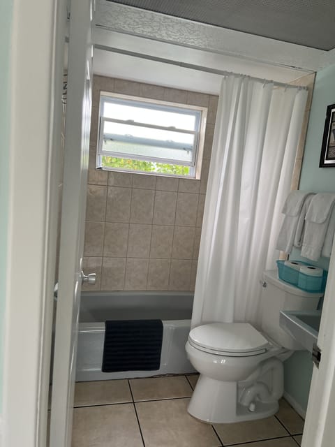 Motel room #3 | Bathroom | Combined shower/tub, free toiletries, hair dryer, towels