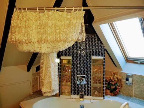 Room, Private Bathroom (Blue room getaway) | Bathroom amenities | Free toiletries, hair dryer, bathrobes, towels