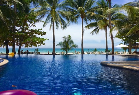 Outdoor pool, an infinity pool