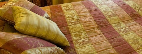 Single Room | Down comforters, in-room safe, desk, laptop workspace