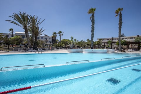 6 outdoor pools, sun loungers