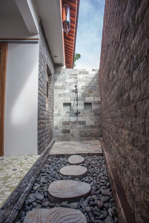 Deluxe Double or Twin Room, Garden View | Bathroom shower