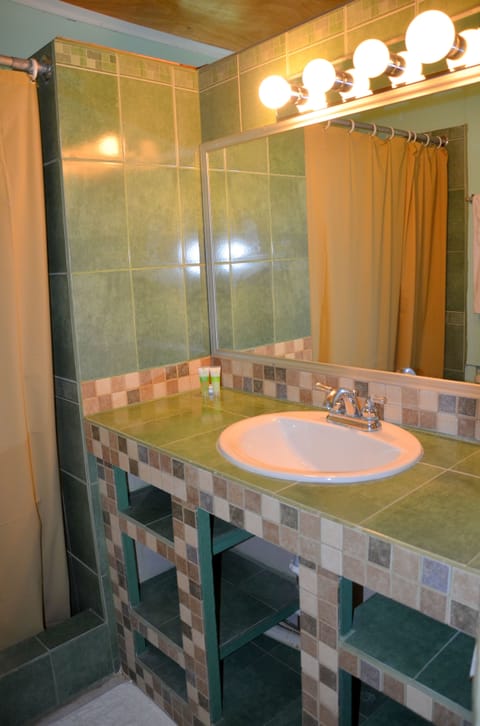 Cabin, 2 Double Beds | Bathroom | Shower, free toiletries, towels, shampoo