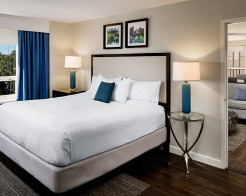 Suite (Taft) | Premium bedding, in-room safe, desk, iron/ironing board