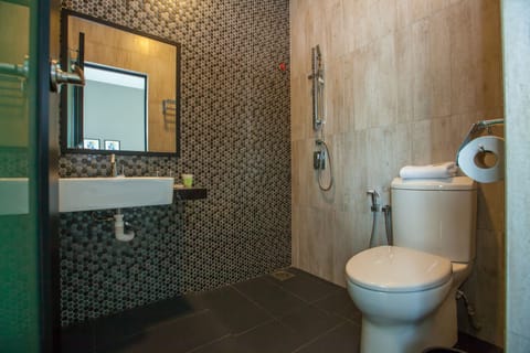 Deluxe Twin Room | Bathroom | Shower, free toiletries, bidet, towels