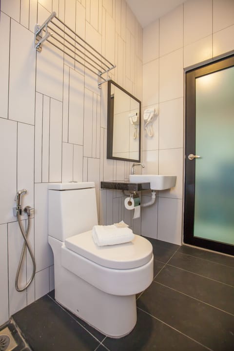 Family Quad Room | Bathroom | Shower, free toiletries, bidet, towels