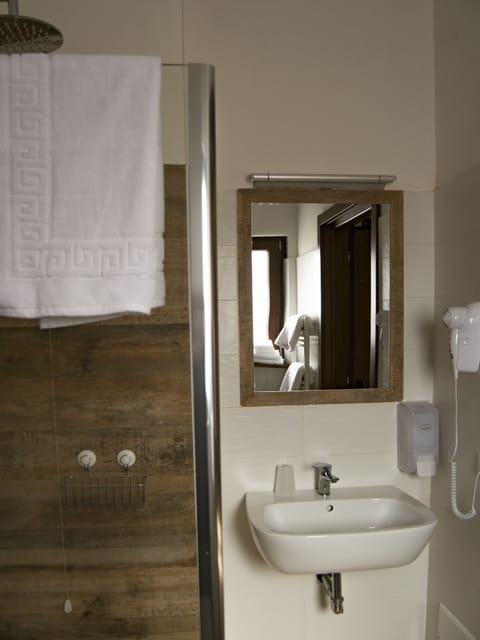 Double or Twin Room | Bathroom | Shower, rainfall showerhead, free toiletries, hair dryer