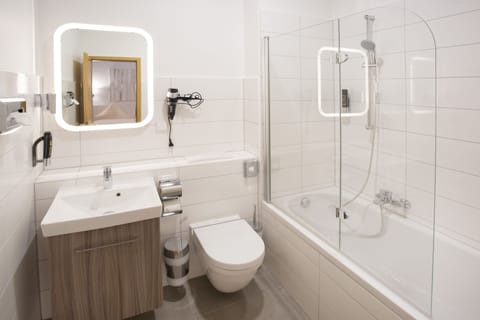 Twin Room | Bathroom | Free toiletries, hair dryer, towels