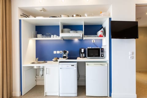 Fridge, microwave, stovetop, dishwasher