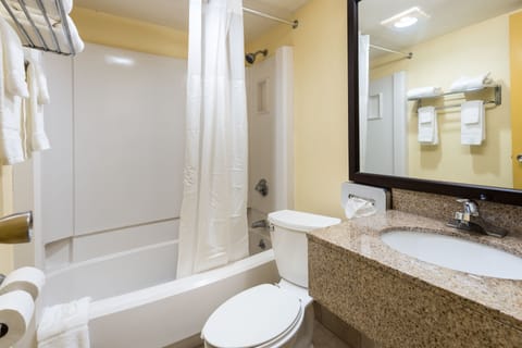 Combined shower/tub, free toiletries, towels