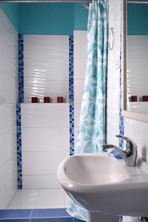 Comfort Double Room | Bathroom | Shower, hair dryer, towels