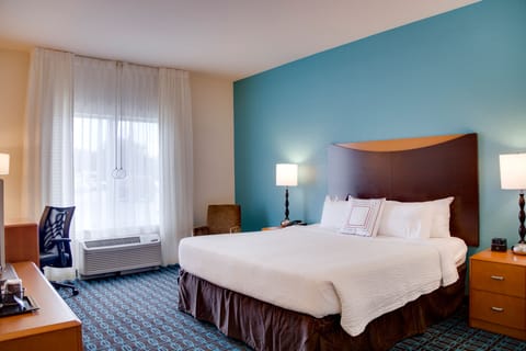 Room, 1 King Bed | Premium bedding, desk, blackout drapes, iron/ironing board