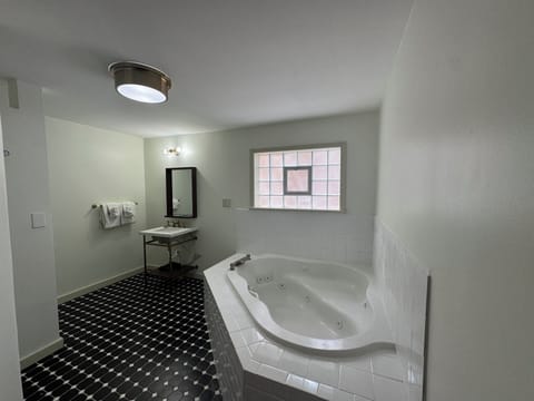 Honeymoon Room, 1 King Bed | Bathroom | Towels