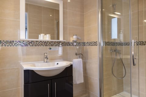 Club Room | Bathroom | Free toiletries, hair dryer, towels