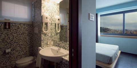 Junior Suite, Ensuite | Bathroom | Shower, free toiletries, hair dryer, bathrobes