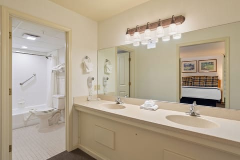 Studio | Bathroom | Combined shower/tub, free toiletries, hair dryer, towels