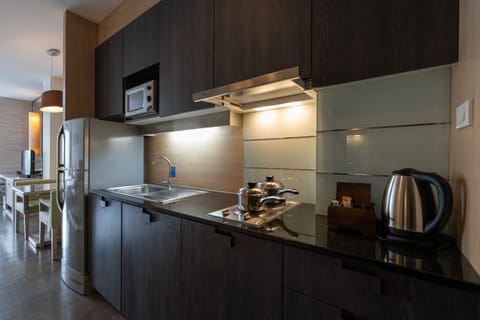 Studio Suite | Private kitchenette | Fridge, electric kettle