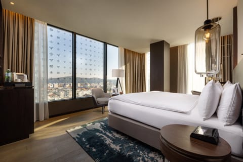 Club Room, 1 King Bed, Club Lounge Access (High Floor) | Egyptian cotton sheets, premium bedding, pillowtop beds, minibar